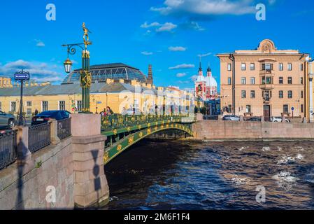 St. Petersburg, die Panteleimon Brücke über den Fontanka ist mit vergoldeten Mustern aus Skulpturen und Laternen dekoriert. Stockfoto