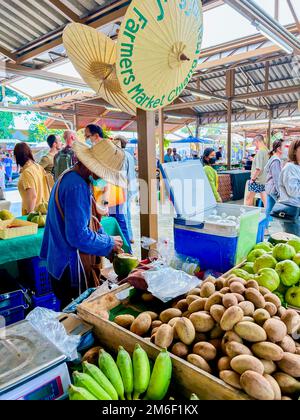 People Food Shopping im 'Jing Jai Farmers Market', Meuang Chiang Mai Thailand Stockfoto