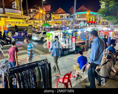 Mueang, Chiang Mai, Thailand, People Shopping in Night Market, Straßenszenen Stockfoto