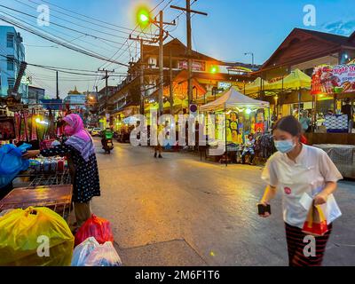 Mueang, Chiang Mai, Thailand, People Shopping in Night Market, Straßenszenen Stockfoto