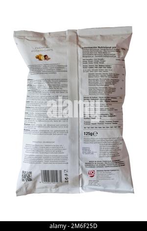 Inhaltsstoffe und Nährwertangaben auf der Rückseite der Packung Torres Selecta Black Trüffle Premium Potato Chips, isoliert auf weißem Hintergrund Stockfoto