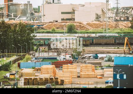 Luftaufnahme Des Holzwerks. Holzstapel Warten Auf Verarbeitung. Entwaldung und Naturunterdrückungskonzept. Holzverarbeitungsindustrie Stockfoto