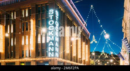 Helsinki, Finnland. Gebäude Des Stockmann Kaufhauses In Der Aleksanterinkatu Straße In Der Nacht Oder Am Abend Weihnachten Weihnachten Silvester Festliche Beleuchtung. Stockfoto