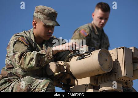 Von links, USA Army SPC. Nikolai Krusenstjerna, Panzerfahrer und SPC. Tyler Winklebleck, Panzerlader vom 1. Bataillon, 66. Armored Regiment, 4. Infanterie-Division, arbeitet am zweiten Tag des Sullivan-Pokals an ihrem Panzer, in Fort Benning, Georgia, 26. April 2022. Am 2. Tag haben die Teams des Sullivan Cup eine Ausstattung, zeichnen Fahrzeuge und führen VORBEUGENDE Wartungskontrollen (PMCS) durch, um sicherzustellen, dass ihre Fahrzeuge für die Konkurrenz bereit sind. Stockfoto