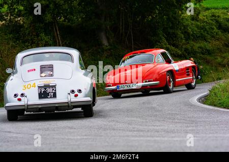 MERCEDES-BENZ 300 SL W 198 1955 PORSCHE 356 1600 CoupÃ 1956 auf einem alten Rennwagen in Rallye Mille Miglia 2020, dem berühmten italiener Stockfoto