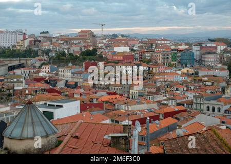 Porto, Portugal. Dächer und Skyline Stockfoto