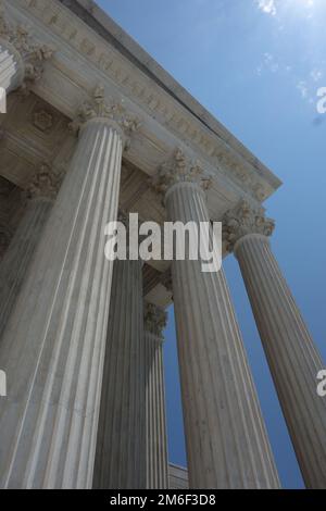 Säulen am Vordereingang zum Gebäude des US Supreme Court in Washington DC Stockfoto