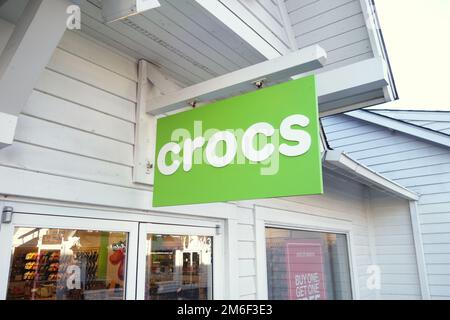 Myrtle Beach, SC/USA - 1-09-2020: Ein Crocs Schuhgeschäft am Broadway at the Beach, in Myrtle Beach, South Carolina Stockfoto