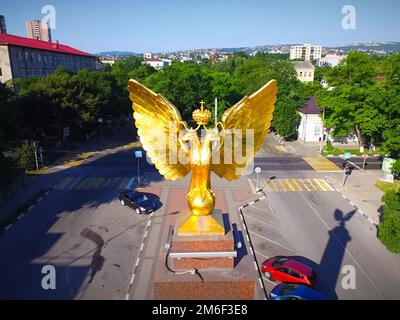 Monument zweiköpfiger Adler vergoldet. Stockfoto