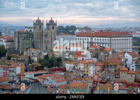 Porto, Portugal. Dächer und Skyline Stockfoto