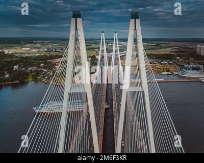 Brücke über den Fluss. Eine große Brücke in St. Petersburg. Stockfoto