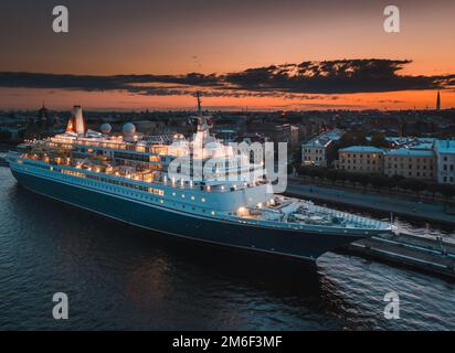 Großer Kreuzfahrtschiff im Hafen. Reisen Sie auf einem Kreuzfahrtschiff. Stockfoto