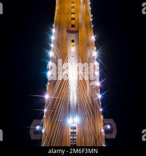 Brücke über den Fluss. Eine große Brücke in St. Petersburg. Stockfoto