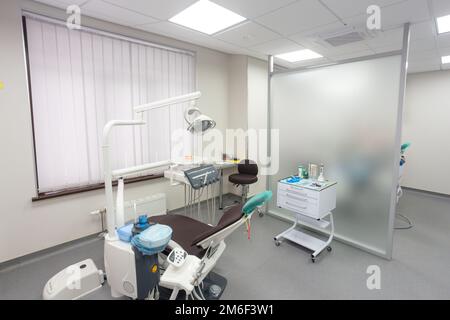 Geräteansicht in der modernen Zahnarztpraxis. Zahnärztlicher Stuhl und anderes Zubehör. Stockfoto