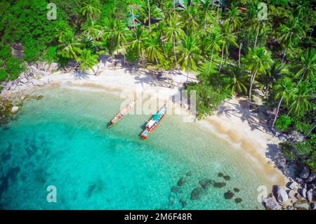 Luftblick auf den tropischen Strand und zwei Longtail Boote Stockfoto