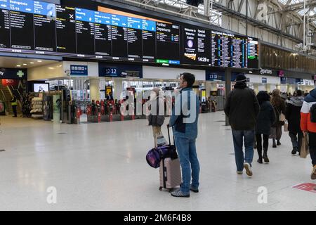 Pendler am Bahnhof Waterloo versuchen, sich durch die National Rail Strikes zu bewegen, die während der Weihnachtszeit in London, Großbritannien, stattfinden Stockfoto