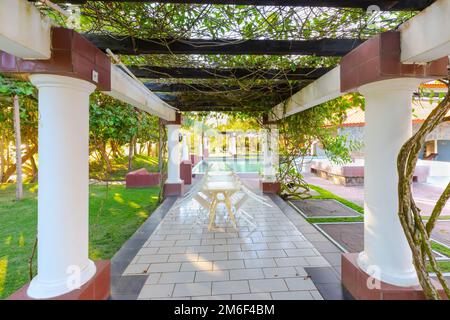 Panama Barqueta Beach, Tische eines Restaurants im Freien unter einer Pergola mit Swimmingpool Stockfoto