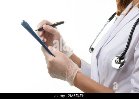 Blick auf die Hände eines Arztes, der eine niederschreibt Diagnose des Patienten in einer Tablette Stockfoto