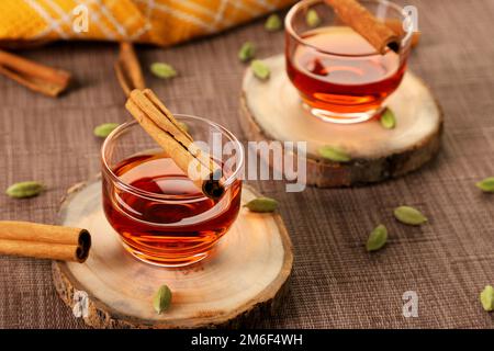 Gesunder grüner / schwarzer Tee mit Kardamom und Zimt Stockfoto