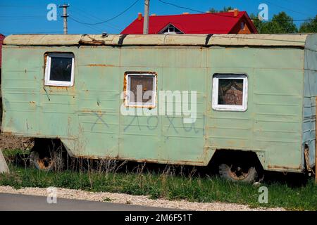 Alter grüner Wohnwagen, angepasst für das Leben. Haus auf Rädern Stockfoto