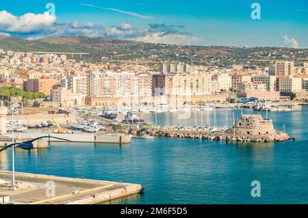 Blick auf Civitavecchia, Roms Kreuzfahrthafen und Fährhafen. Stadt im Hintergrund, sonniger Tag, Blick von der Stockfoto