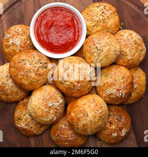 Gebackene Brötchen mit Ketchup. Stockfoto