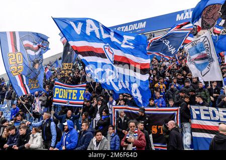 Reggio Emilia, Italien. 04. Januar 2023. Sampdoria-Fans feuern beim Fußballspiel der Serie A zwischen US Sassuolo und UC Sampdoria im Stadion Citta del Tricolore in Reggio Emilia (Italien) am 4. 2023. Januar an. Foto Andrea Staccioli/Insidefoto Credit: Insidefoto di andrea staccioli/Alamy Live News Stockfoto