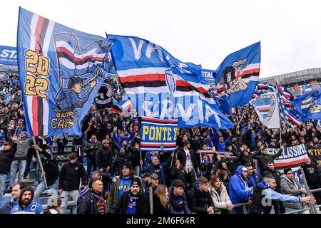 Reggio Emilia, Italien. 04. Januar 2023. Sampdoria-Fans feuern beim Fußballspiel der Serie A zwischen US Sassuolo und UC Sampdoria im Stadion Citta del Tricolore in Reggio Emilia (Italien) am 4. 2023. Januar an. Foto Andrea Staccioli/Insidefoto Credit: Insidefoto di andrea staccioli/Alamy Live News Stockfoto