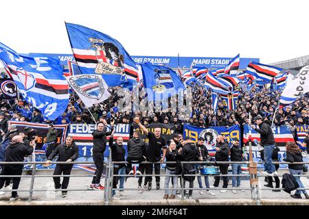 Reggio Emilia, Italien. 04. Januar 2023. Sampdoria-Fans feuern beim Fußballspiel der Serie A zwischen US Sassuolo und UC Sampdoria im Stadion Citta del Tricolore in Reggio Emilia (Italien) am 4. 2023. Januar an. Foto Andrea Staccioli/Insidefoto Credit: Insidefoto di andrea staccioli/Alamy Live News Stockfoto