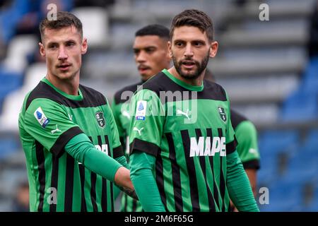 Reggio Emilia, Italien. 04. Januar 2023. Andrea Pinamonti und Domenico Berardi von US Sassuolo während des Fußballspiels Serie A zwischen US Sassuolo und UC Sampdoria im Citta del Tricolore Stadion in Reggio Emilia (Italien), Januar 4. 2023. Foto Andrea Staccioli/Insidefoto Credit: Insidefoto di andrea staccioli/Alamy Live News Stockfoto