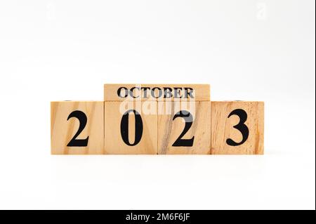 Oktober 2023 geschrieben auf Holzblöcken isoliert auf weißem Hintergrund mit Kopierbereich. Stockfoto