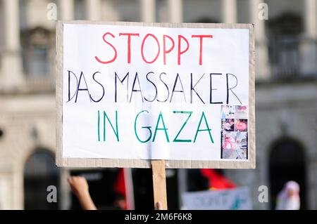 Wien, Österreich. 20. Juli 2014 Anti-Israel-Demonstration in Wien. Tafel mit der Aufschrift „Stopp das Massaker in Gaza“ Stockfoto