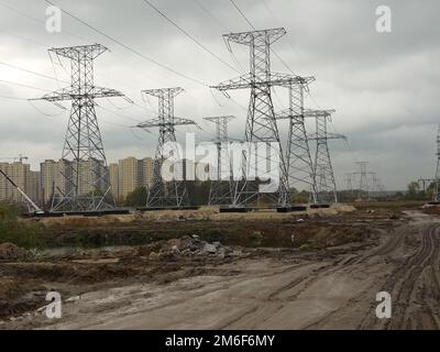 Netzleitungsunterstützung. Stromübertragung Stockfoto