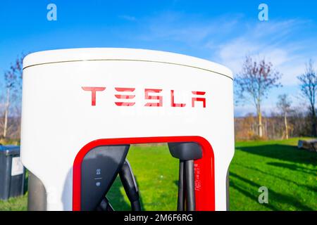 Tesla Super Charger Station auf einer Autobahn in deutschland Stockfoto