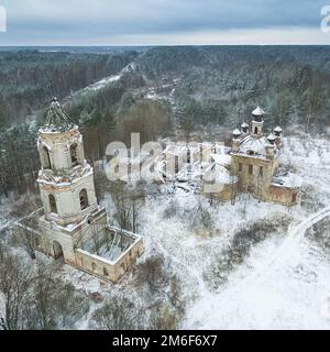 Alte, verfallene orthodoxe Kirche. Winterschnee Stockfoto