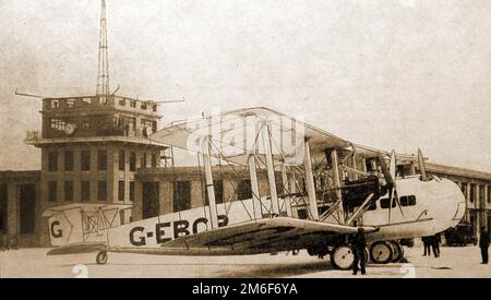 Ein 1930er erscheinendes Bild eines Vickers Rolls Royce 16-Sitzer-Flugzeugs, das bereit ist, den Flughafen Croydon nach Paris zu verlassen. Croydon Croydon Airport (ehemaliger ICAO-Code: EGCR war in der Zeit zwischen dem 1. Und WW2. Weltkrieg der einzige internationale Flughafen Großbritanniens Stockfoto