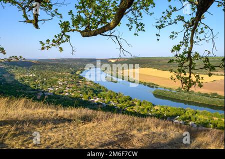 Blick auf den Fluss Dniester vom Gipfel des Dorfes Soccola, Moldawien Stockfoto