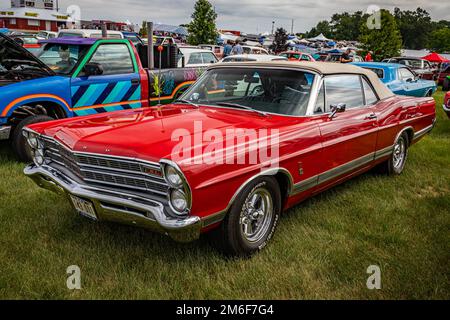 Iola, WI - 07. Juli 2022: Perspektivische Vorderkantenansicht eines 1967 Ford Galaxie 500 XL Cabriolets auf einer lokalen Automesse. Stockfoto