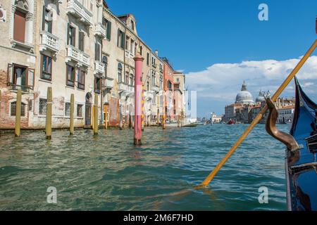 Entdecken Sie die Stadt Venedig mit ihren kleinen Kanälen und romantischen Gassen Stockfoto