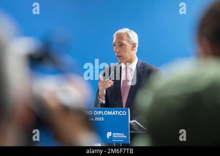 Lissabon, Portugal. 04. Januar 2023. Joao Gomes Cravinho, Außenminister Portugals, spricht nach einer portugiesischen Botschafterkonferenz auf einer Pressekonferenz. Kredit: Christophe Gateau/dpa/Alamy Live News Stockfoto