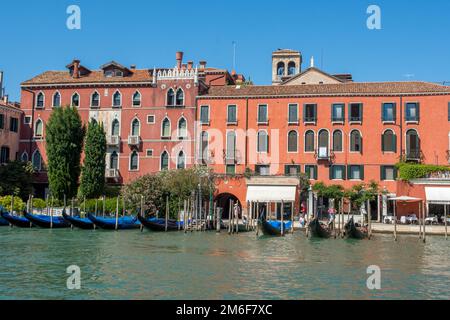 Entdecken Sie die Stadt Venedig mit ihren kleinen Kanälen und romantischen Gassen Stockfoto