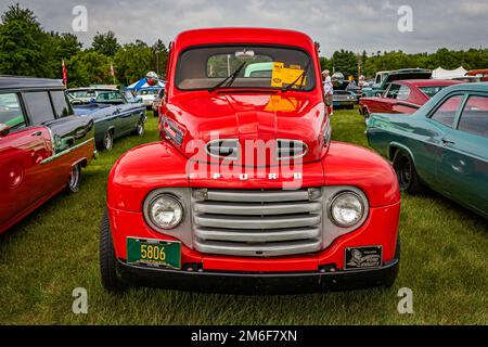 Iola, WI - 07. Juli 2022: Perspektivische Vorderansicht eines 1949 Ford F1 Pickup Truck auf einer lokalen Automesse. Stockfoto