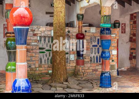 Die von Hundertwasser entworfenen Toiletten in Kawakawa, Northland, Neuseeland Stockfoto