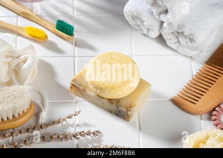 Nachhaltiges, solides Shampoo-Stäbchen und Badezimmerzubehör aus natürlichem Material auf weißem Hintergrund. Plastikfrei, keine Abfälle, Inhaltsstoffe mit geringem Wassergehalt. Stockfoto