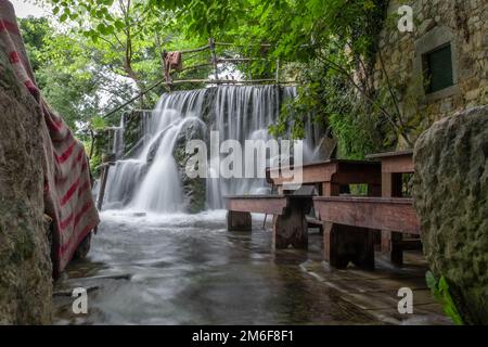 Ein langer Blick auf einen wunderschönen Krka-Wasserfall am Food Court im Krka-Nationalpark in Kroatien Stockfoto