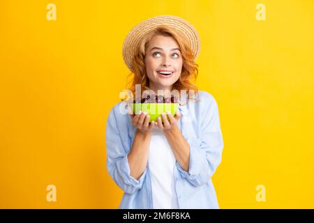 Porträt der Schönheit rötete Frau mit Kirschen auf gelb isolierten Hintergrund. Stockfoto