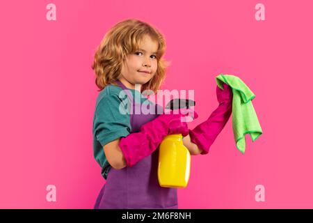 Kinderreinigung zu Hause Konzept. Kinderreinigung mit Wischmopp, um die Hausarbeit zu erleichtern. Kleiner süßer Junge, der fegt und putzt, isoliert auf Studio-farbigem Hintergrund Stockfoto