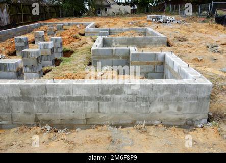Betonblock-Fundament wird für den Neubau von Wohnungen gebaut Stockfoto