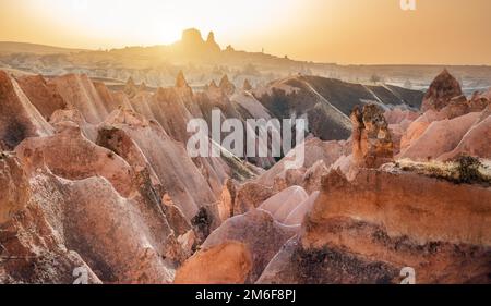 Rotes Tal in Kappadokien bei Sonnenuntergang Stockfoto