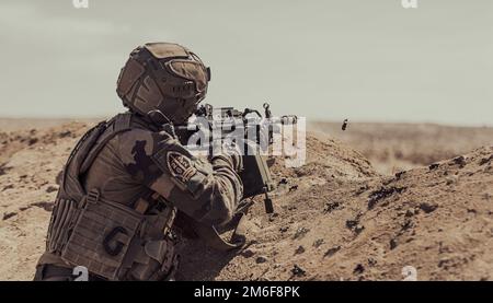 Ein französischer Legionär feuert sein FN Herstal mag 58 Maschinengewehr während der Gegenkampfübung 3-22 im Marine Corps Air Ground Combat Center, Twentynine Palms, Kalifornien, 26. April 2022 ab. Die Legionäre verteidigten eine fiktive Operationsbasis in den USA Marines benutzten, um aufstrebende Aufklärungs-, Überwachungs- und Aufklärungstechnologien zu testen. Stockfoto